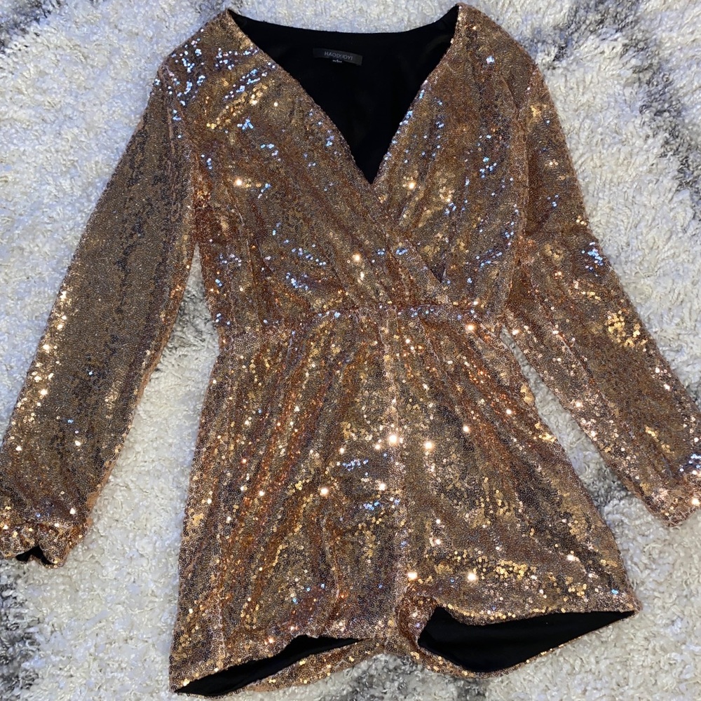 Super cute and sparkly gold romper. Size: small